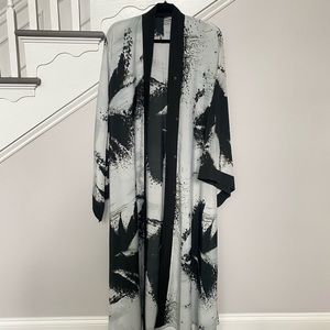 Womens black and white abaya